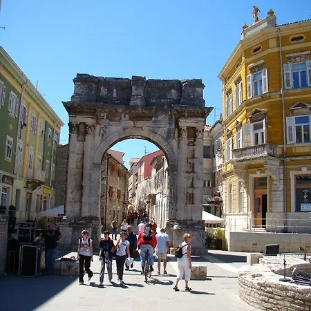 Karmen Pula