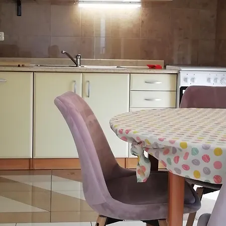 アパート Karmen プーラ