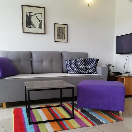 Karmen アパート プーラ