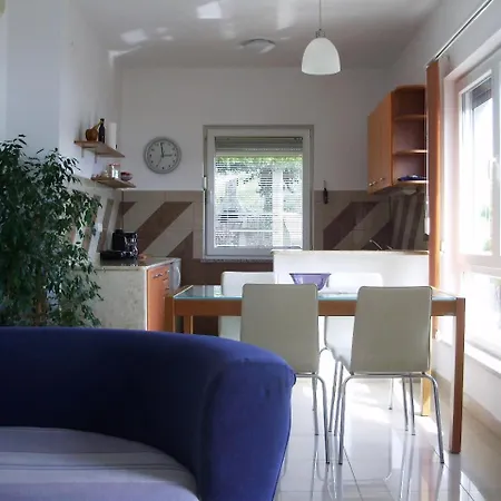 Karmen アパート プーラ