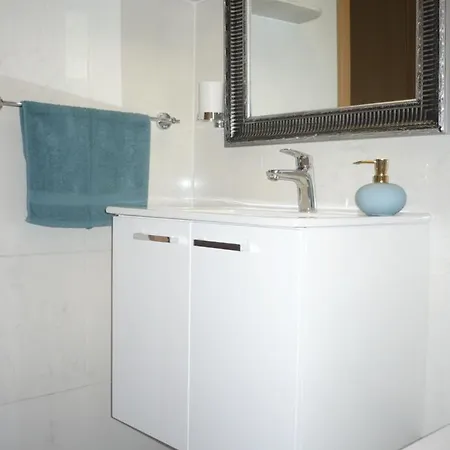 アパート Karmen プーラ